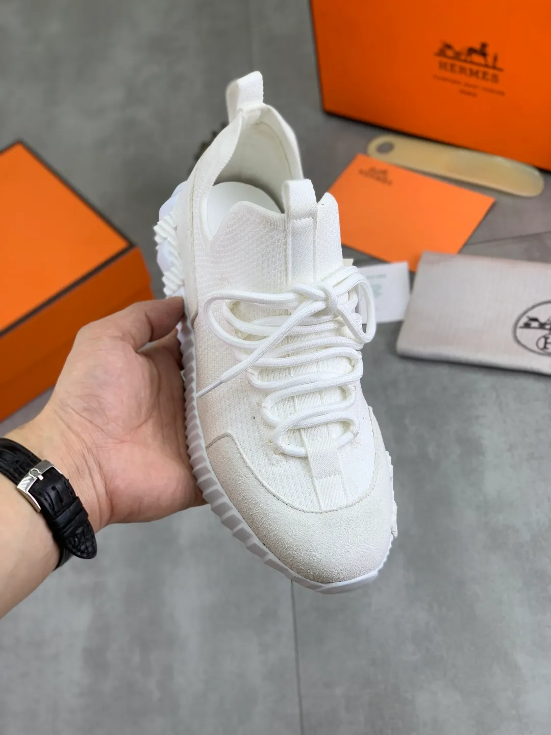 Men's men's shoes 💰P580 New model Top version Original order Hermes Men's Drift Sneaker Summer new casual sports shoes Original purchase, development, production H family men's classic series, technical breathable fabrics with cowhide, casual sports shoes, casual shoes, sports dad shoes combine high-tech breathable materials and cowhide, H family exclusive button decoration on the side. The outsole is full of H italic design and bright colors to show vitality and continue the brand design inspiration. Stroll around the city lightly and feel free and comfortable. Delivered in exquisite packaging 🛍📦 ▪️Fabric: original customized breathable material + first-layer cowhide ▪️Inner: cowhide feet ▪️Outsole: molded and evacuated PU+TPU material ▪️Size: 35-45 Multiple colors available Premium packaging